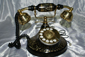 Antico telefono in metallo decorato a disco con campanelli